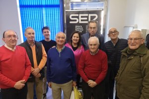 Parte de los integrantes de la Rondalla Sol y Luna junto a la concejal de Cultura, María Manuela Caparrós.