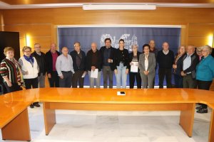 Francisco Góngora y Delia Mira con representantes de las asociaciones de mayores.