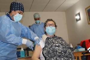 Primera vacuna a una almeriense.