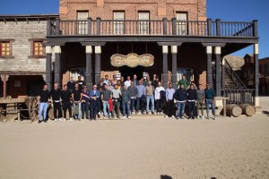 Una foto histórica con los jugadores del Almería y de Andalucía.