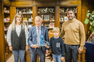 Un recibimiento especial para un gran corredor de karts.