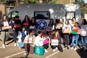 Alumnos del IES Alborán-Manuel Cáliz en la recogida de las cajas solidarias.