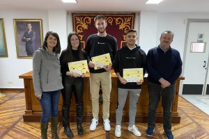 Alcalde y concejala de Juventud en la entrega de cheques a los jóvenes Erasmus.