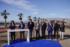La alcaldesa y el presidente de la Diputación Provincial (izquierda)firman el acta de inicio de obras