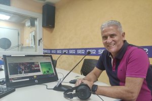 Pepe Morales en los estudios de la Cadena SER.