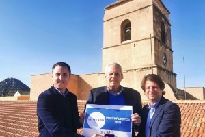 Las autoridades del Ayuntamiento de Vera presentan sus presupuestos 2023.