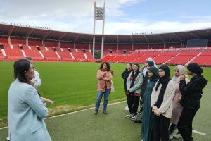 Jugadoras en el césped del estadio