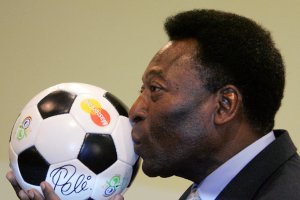 Pelé besa un balón durante la presentación de una película autobiográfica en 2005 en Alemania.