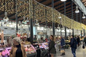 Los almerienses deciden qué preparar en Nochevieja viendo los productos del Mercado Central.