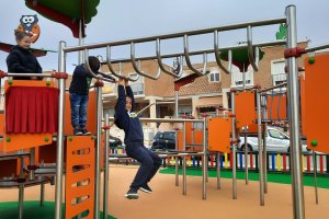 Varios niños juegan en el remodelado parque de la Solidaridad.