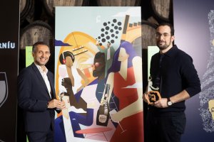 Sergio Fuster, CEO de Raventós Codorníu, y el diseñador gráfico almeriense Antonio Domínguez con su obra ganadora, Momentos Codorníu.