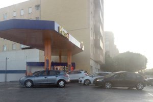 Colas de vehículos en una gasolinera en la Carretera de Sierra Alhamilla.