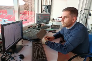 Juan Carlos Marín en la sala de marcador del Mediterráneo.