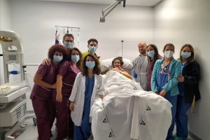 La familia de Alejandro con los profesionales de Torrecárdenas.