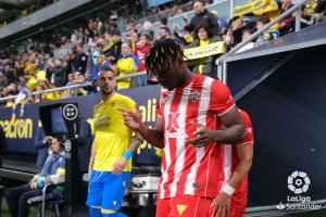 El Bilal Touré rezando mientras saltaba al Nuevo Mirandilla.