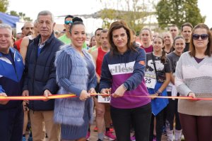 La alcaldesa Noelia Damián cortando la cinta con Gema requena de Chafarinas.