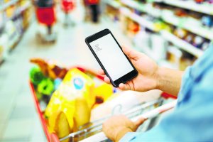 Los almerienses comprueban si bajan los precios.