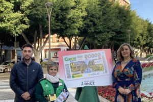 El cupón de la ONCE con el motivo de \'La Rambla\' junto a la directora de la ONCE en Almería, el concejal de Promoción de la ciudad y una de las