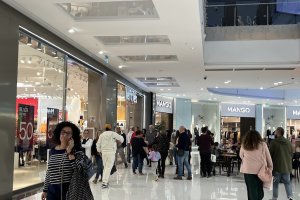 Almerienses comprando en el Centro Comercial Torrecárdenas.