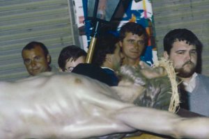 El querido ‘Bentura’ en sus años de juventud viendo pasar el Cristo del Perdón.