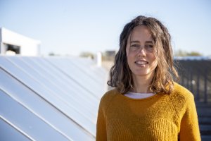 Lidia Roca, en las instalaciones de la Plataforma Solar de Almería (PSA), en Tabernas.