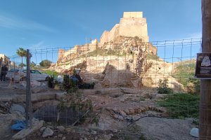 Situación en la que se encuentra actualmente el yacimiento con parte de la muralla califal y un baluarte de la Antigua Puerta de la Carnicería