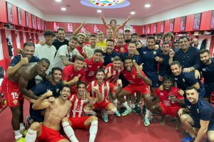 La plantilla del Almería celebrando la victoria frente al Rayo.