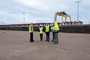 El subdelegado, en el centro, durante su visita a las obras del AVE.