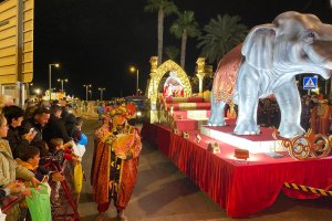 La carroza de Melchor por las calles de Roquetas de Mar.