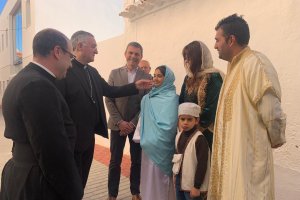 El obispo de Almería Gómez Cantero saluda a la familia de Ismael, sobrino del añorado párroco Muñoz del Pozo. Foto de Antonio Torres.