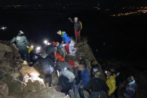 Extraen al desaparecido del pozo. Foto de Somos Albojenses.
