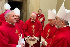 El obispo emérito de Almería, González Montes, en el funeral de Benedicto XVI.