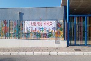 Pancarta expuesta en el patio del CPR Alto Almanzora en Cela, Lúcar.