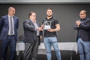 José Juan Rubí entregando el premio al campeón.