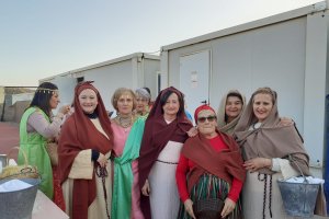 Las vecinas de Antas con sus trajes típicos para la recreación histórica de la llegada de los Reyes Magos.