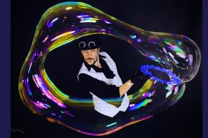 Pierpaolo Laconi en su show Dreaming Bubbles (Burbujas Mágicas) .