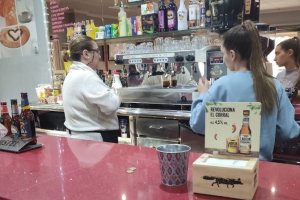 Mari Trini y una de sus hijas, en el Café-Bar \'Las Niñas\' de Balerma.