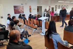 El alcalde de Huércal de Almería, Ismael Torres, se dirige a los trabajadores de Plan de Empleo.