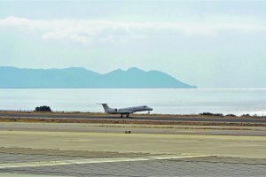 Imagen de archivo de un avión en el Aeropuerto de Almería.