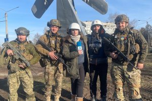 Constanza Pérez junto a sus compañeros de prensa y militares en la ciudad de Bakhmut.