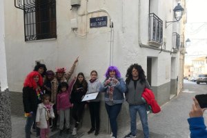 Uno de los grupos que ha realizado el \'Tesoro de Serón\', junto a algunos alumnos que les han guiado en el recorrido.