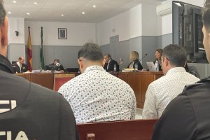 Los acusados, en primera fila, en el inicio del juicio con jurado