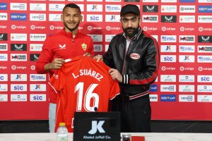 Luis Suárez con Mohamed El Assy en la presentación.