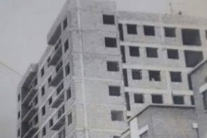 El edificio, en construcción, se vino abajo.