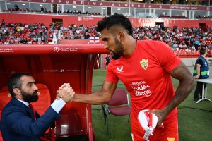 Dyego Sousa saluda a Mohamed El Assy.