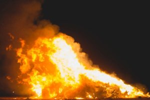Imagen de una hoguera de San Antón en Almería.