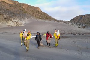 Efectivos del Plan Infoca con los rescatados.