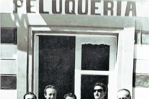 El maestro José García Rodríguez (a la derecha), junto a un grupo de amigos y dos peluqueros.