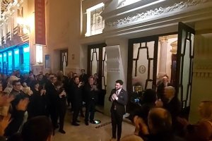 Cortés del Pueblo, ovacionado al salir del Teatro Echegaray. Foto de 101TV