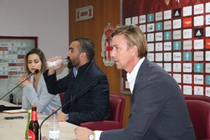 El día que Mohamed El Assy presentó a Guti.